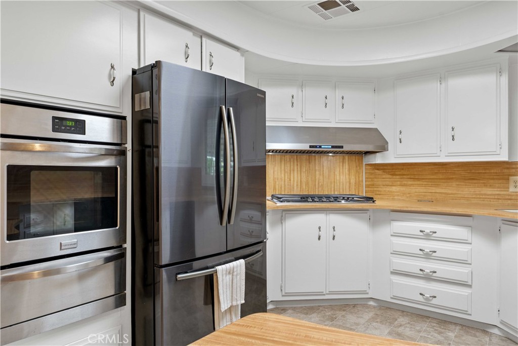 Kitchen - 719 Glenlake, Placentia CA 92870 - photo 13
