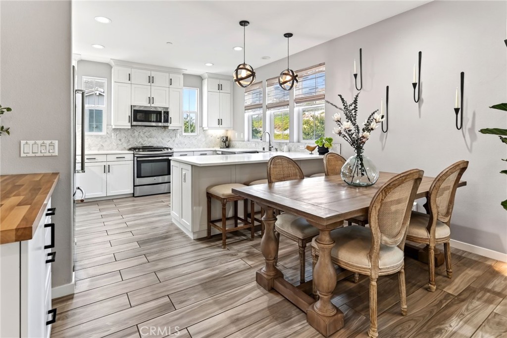 The kitchen and dining area. To the left is the built in dry bar. - 14 Marisol, Rancho Mission Viejo CA 92694 - photo 18