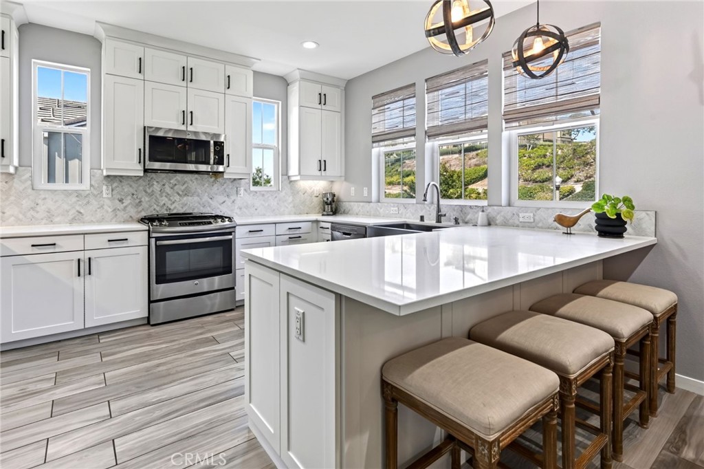 Gorgeous kitchen with dining bar. The cabinets have storage to goes the the ceiling. - 14 Marisol, Rancho Mission Viejo CA 92694 - photo 19