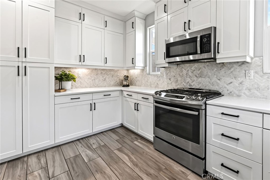 The kitchen features a beautiful backsplash and lots of counter and cabinet space. - 14 Marisol, Rancho Mission Viejo CA 92694 - photo 25