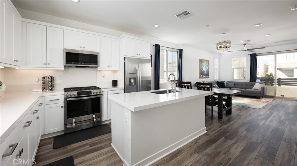 Kitchen w/ Island - 162 Juniper, Rancho Mission Viejo CA 92694 - photo 1