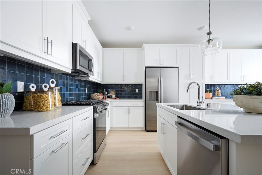 Model Photos: Photos shown are of the model home for this floor plan. Actual finishes, features, and landscaping may var - 1727 Scarlett Road, Rancho Mission Viejo CA 92694 - photo 7