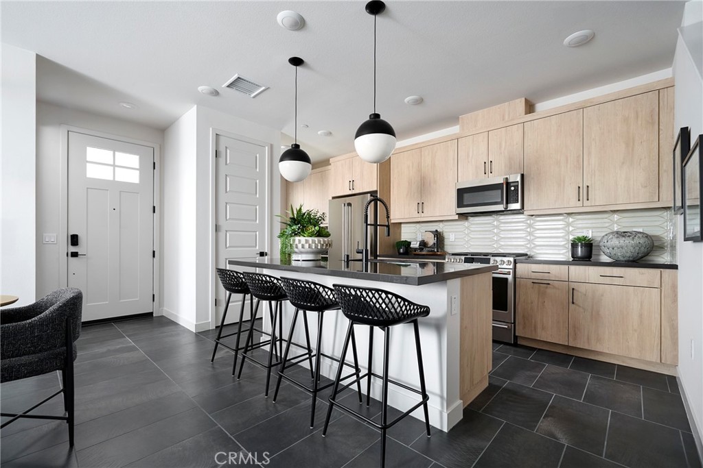 Model Photos: Photos shown are of the model home for this floor plan. Actual finishes, features, and landscaping may var - 1733 Scarlett Road, Rancho Mission Viejo CA 92694 - photo 4