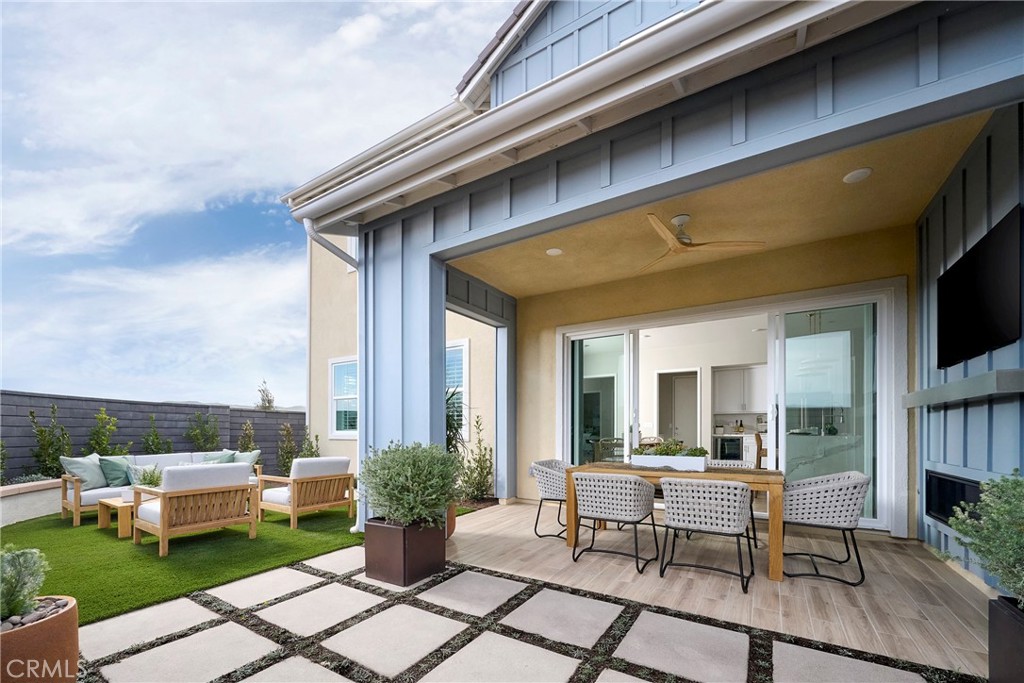 Model Photos: Photos shown are of the model home for this floor plan. Actual finishes, features, and landscaping may var - 246 Renewal Road, Rancho Mission Viejo CA 92694 - photo 10