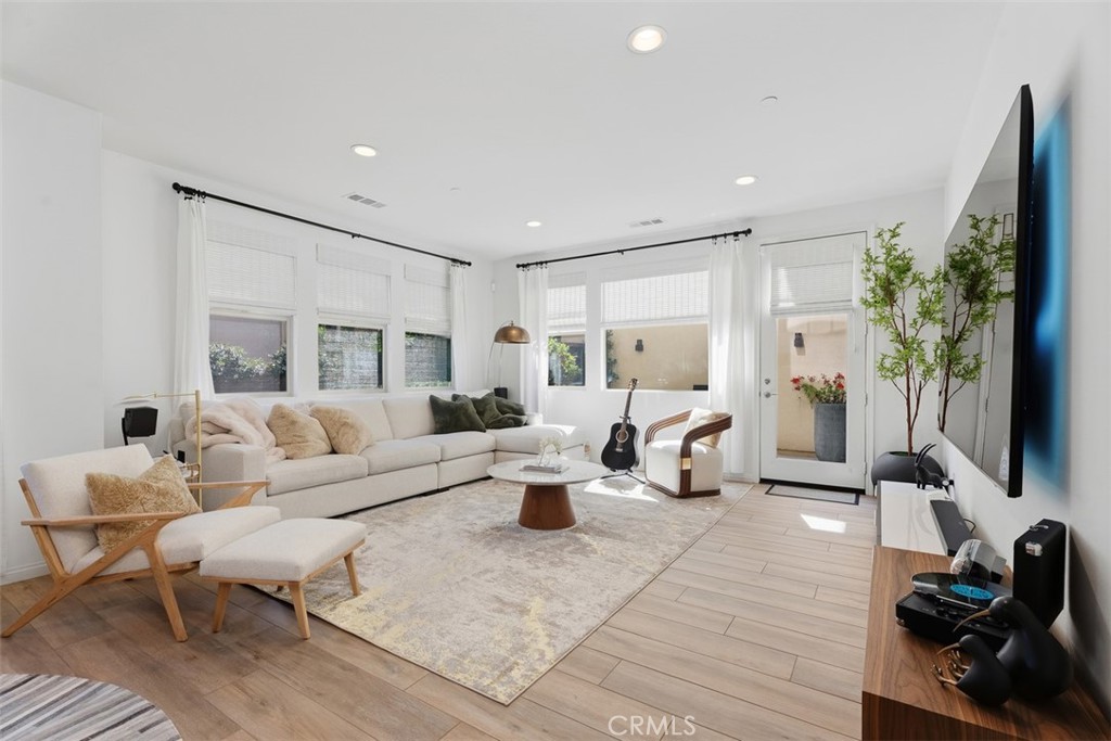 Filled with natural light from windows on three sides, the spacious great room offers a bright, airy atmosphere and effo - 33 Lomada Street, Rancho Mission Viejo CA 92694 - photo 12