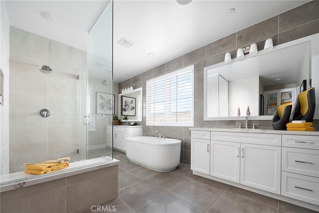 Model Photos: Photos shown are of the model home for this floor plan. Actual finishes, features, and landscaping may var - 5040 Solace Drive, Rancho Mission Viejo CA 92694 - photo 8