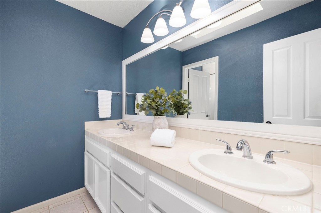 Secondary bath with skylight and tub/shower with privacy door - 1 Villamoura, Rancho Santa Margarita CA 92679 - photo 27