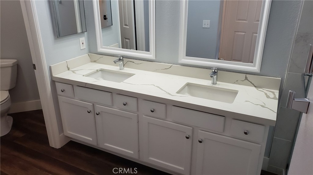 Master bathroom with 2 sinks and private toilet area. - 11 Via Pausa, Rancho Santa Margarita CA 92688 - photo 17