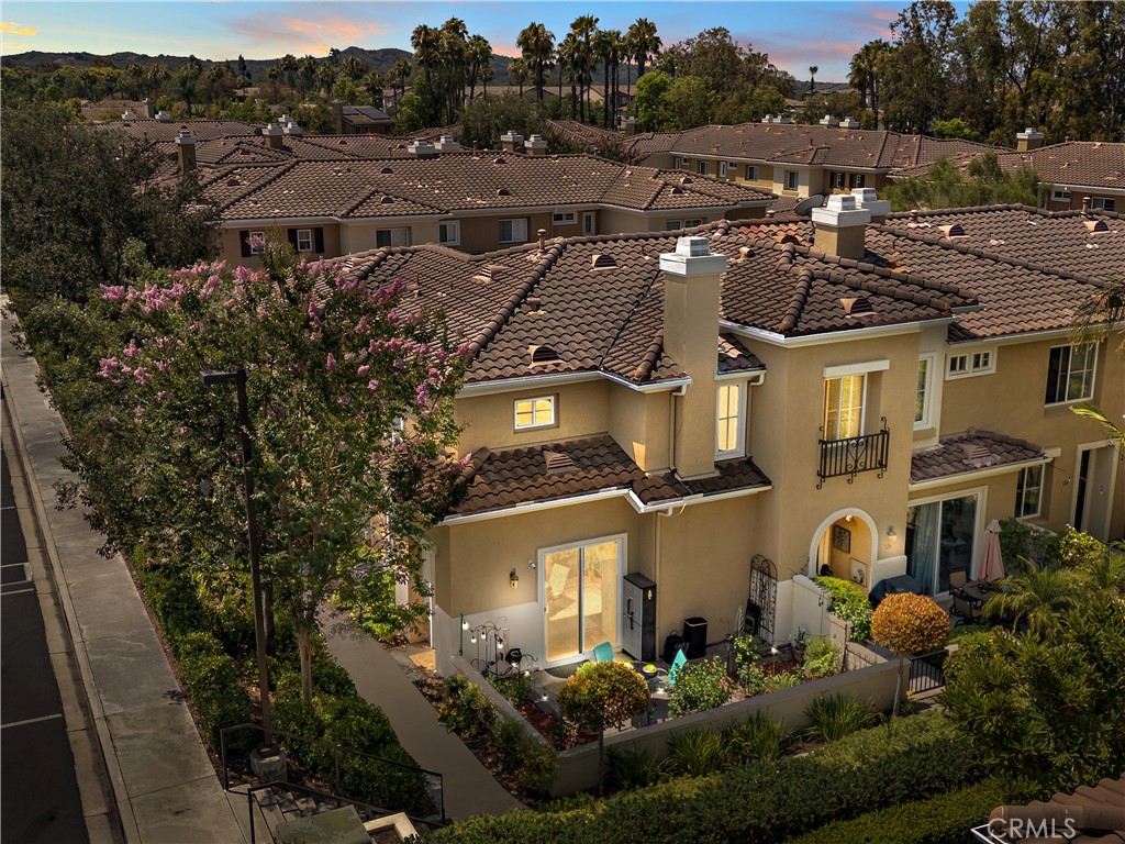 Great location for this end-unit townhome. Very private and secluded! - 128 Via Vicini, Rancho Santa Margarita CA 92688 - photo 1