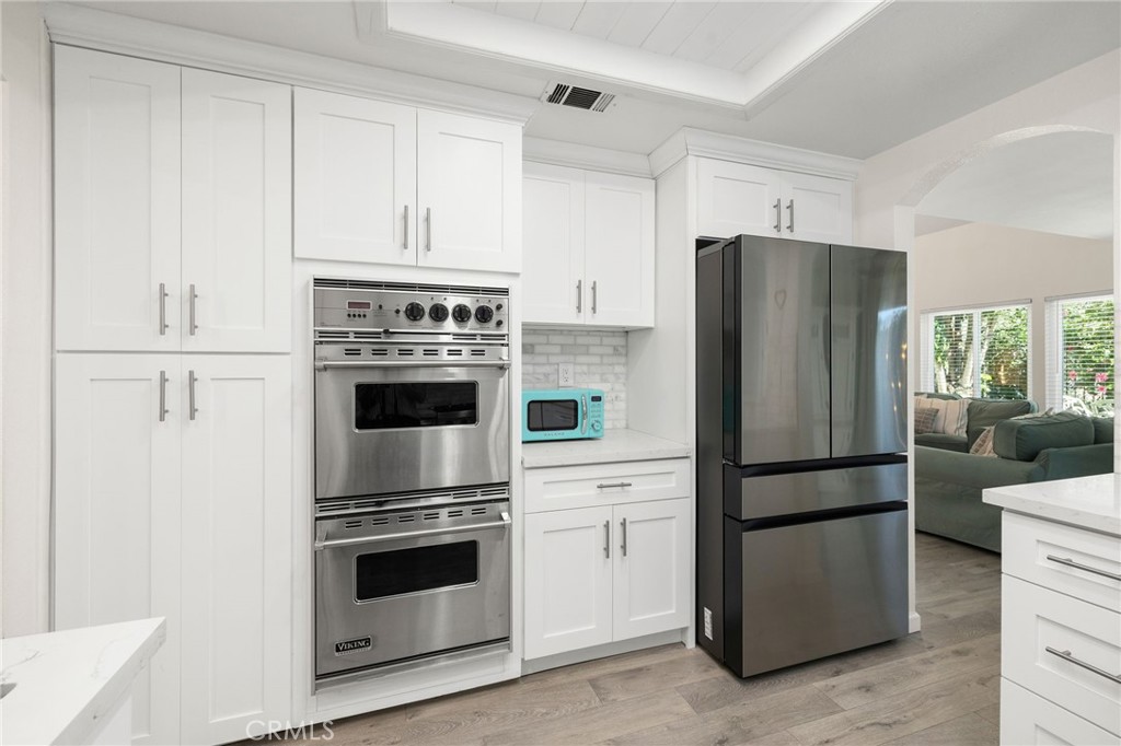 Double Viking oven - 14 Vista Lago, Rancho Santa Margarita CA 92688 - photo 8