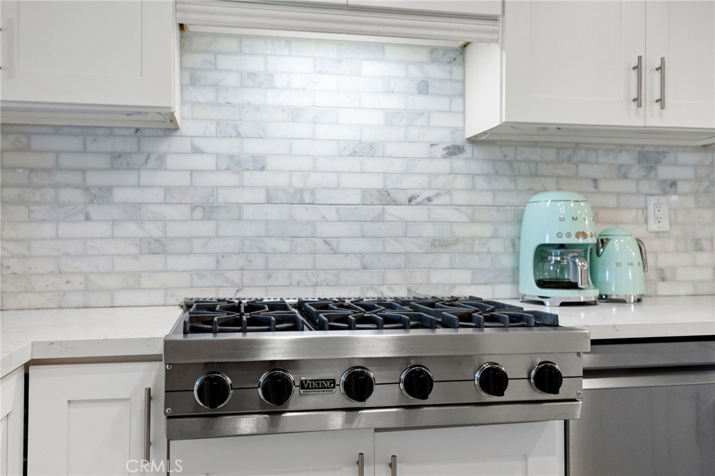 6 Burner Viking cooktop and undercounter lighting - 14 Vista Lago, Rancho Santa Margarita CA 92688 - photo 9