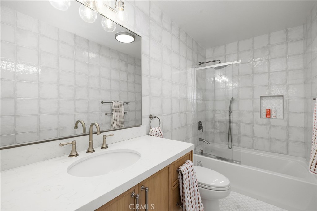 Secondary bathroom - 14 Vista Lago, Rancho Santa Margarita CA 92688 - photo 23