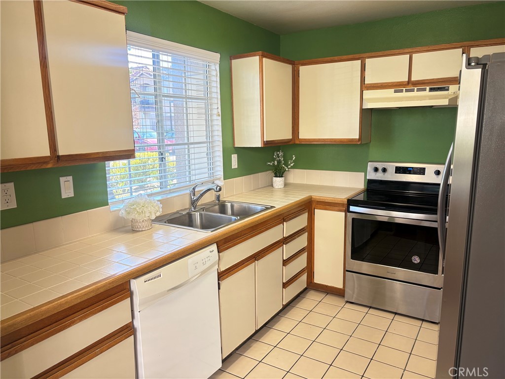 Kitchen - 15 Hemlock, Rancho Santa Margarita CA 92688 - photo 10