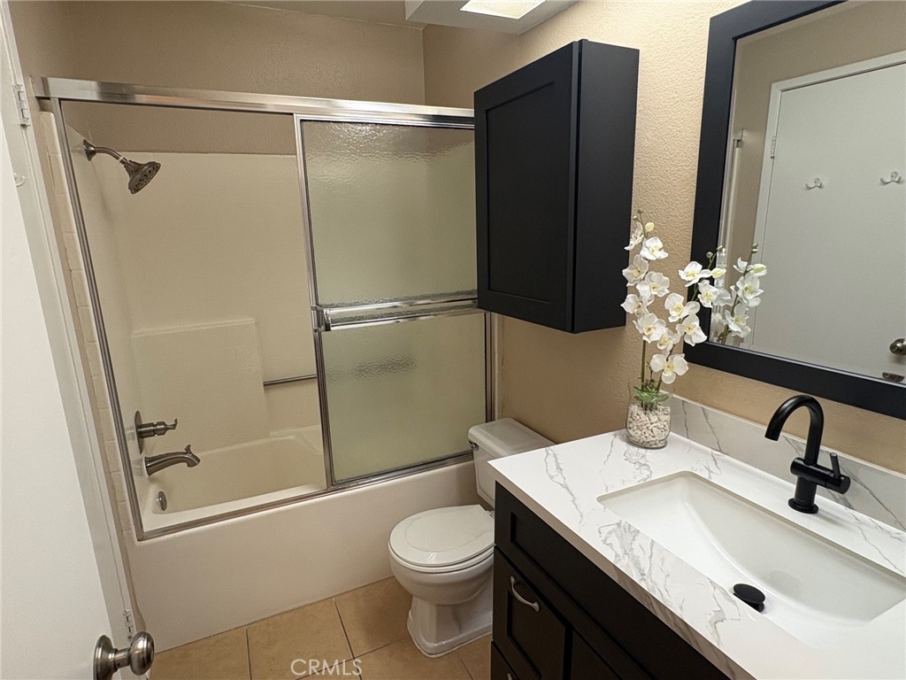 Hall Bathroom - 15 Hemlock, Rancho Santa Margarita CA 92688 - photo 20