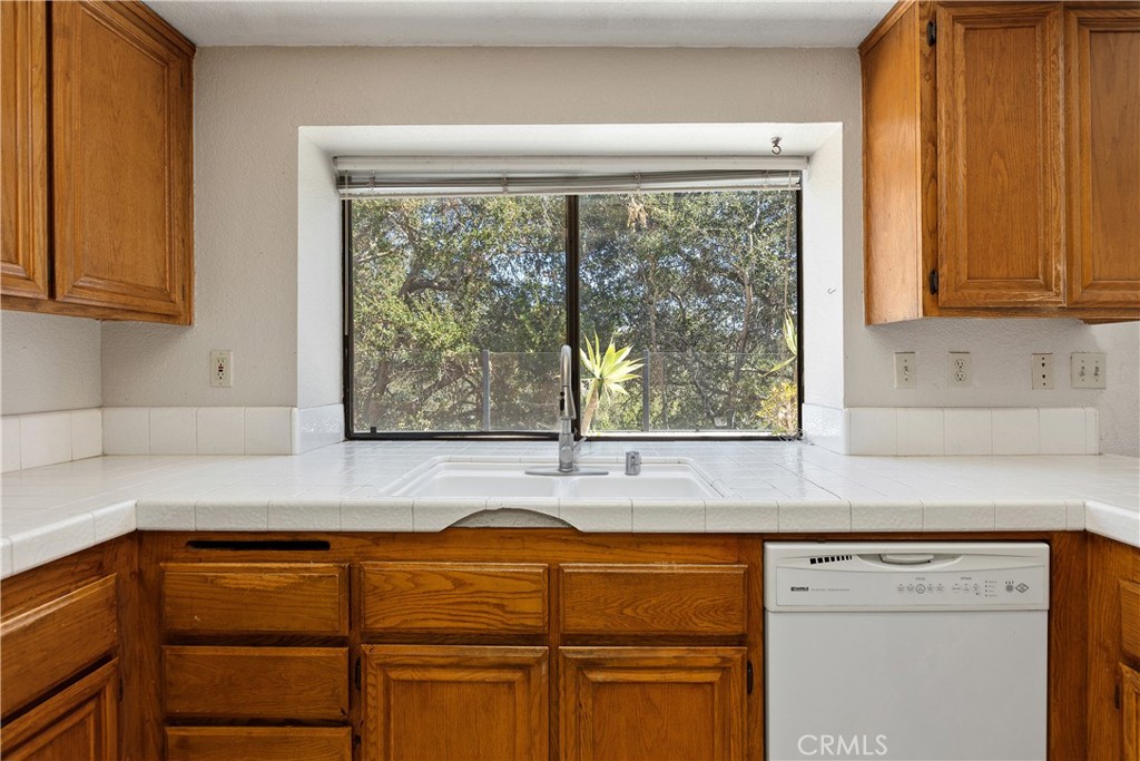 Kitchen looking towards back patio. - 30 San Bonifacio, Rancho Santa Margarita CA 92688 - photo 11
