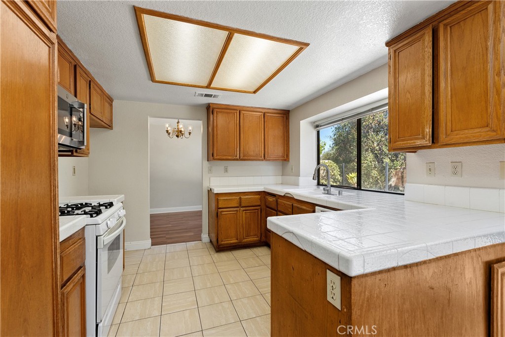 Breakfast bar area. - 30 San Bonifacio, Rancho Santa Margarita CA 92688 - photo 12