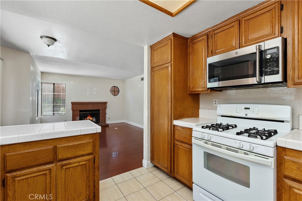 Gas range and microwave. - 30 San Bonifacio, Rancho Santa Margarita CA 92688 - photo 14