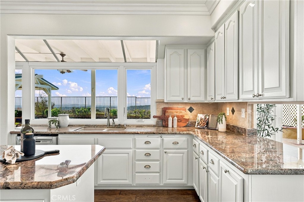 So much natural ight in the chefs kitchen - 32922 Brookseed, Rancho Santa Margarita CA 92679 - photo 12