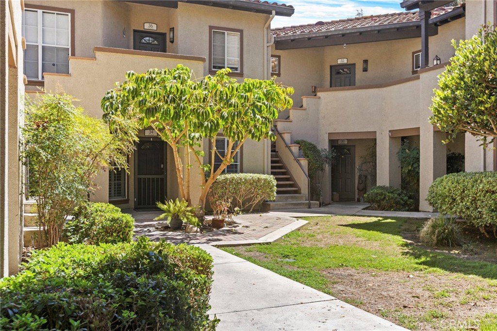 34 Via Solaz is on main floor with no stairs - 34 Via Solaz, Rancho Santa Margarita CA 92688 - photo 1