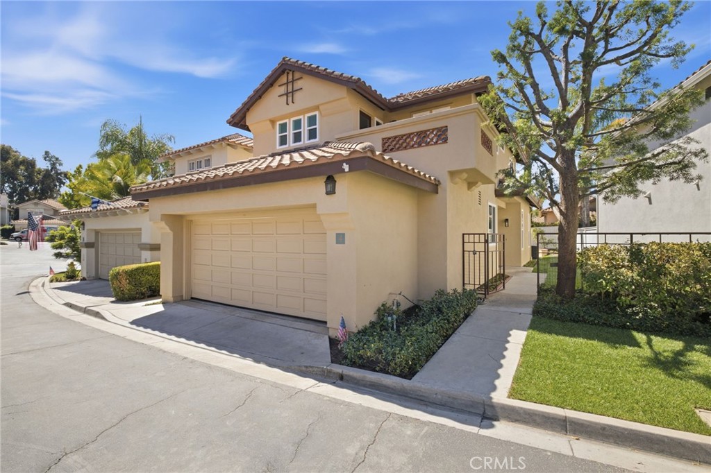 Newer exterior paint - 4 Via Jacinto, Rancho Santa Margarita CA 92688 - photo 2