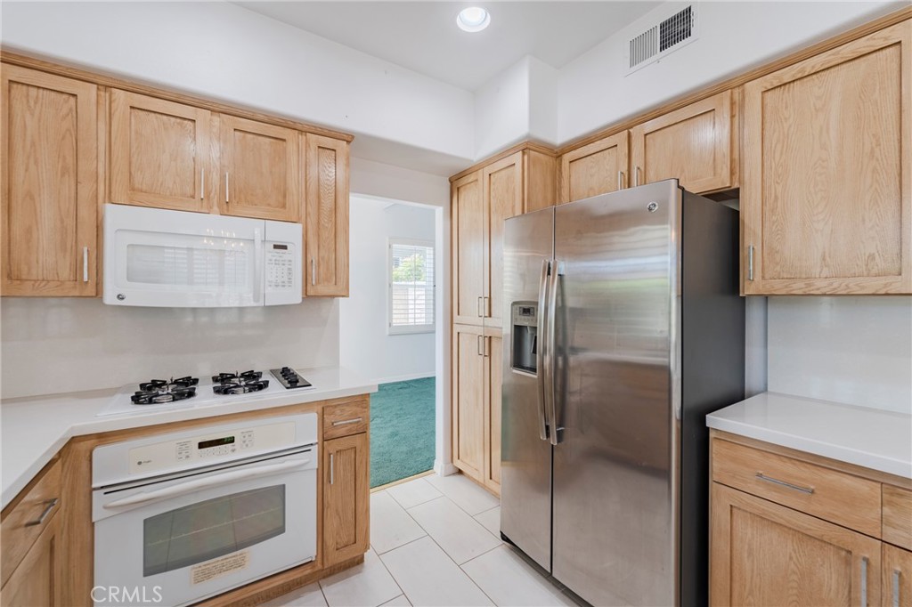 Refrigerator conveys with the property - 42 Via Brida, Rancho Santa Margarita CA 92688 - photo 17