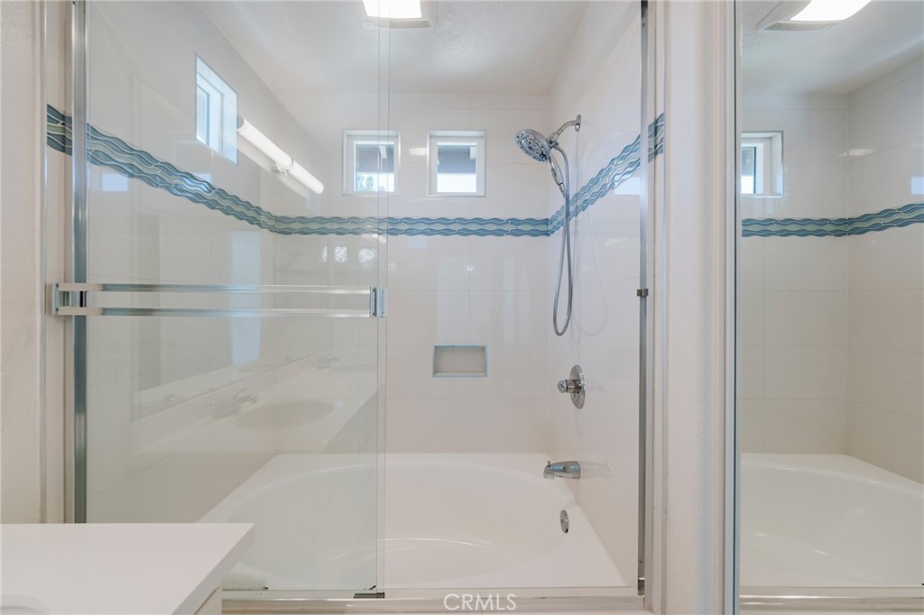 Master bathroom with combo tub/shower - 42 Via Brida, Rancho Santa Margarita CA 92688 - photo 25
