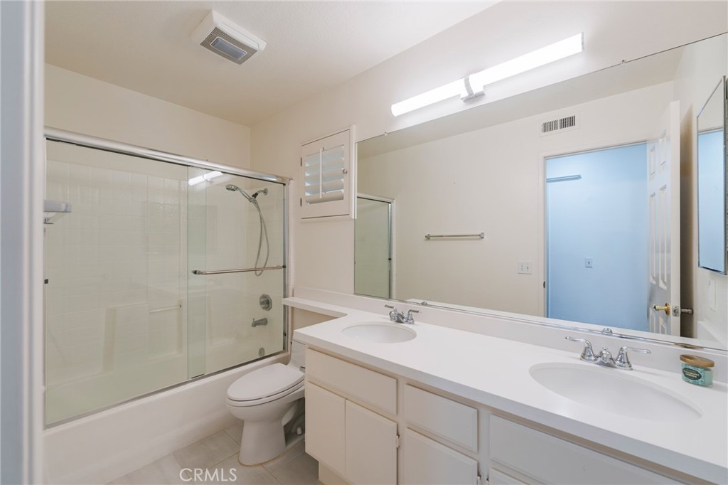 Upstairs hall bathroom with dual sinks - 42 Via Brida, Rancho Santa Margarita CA 92688 - photo 30