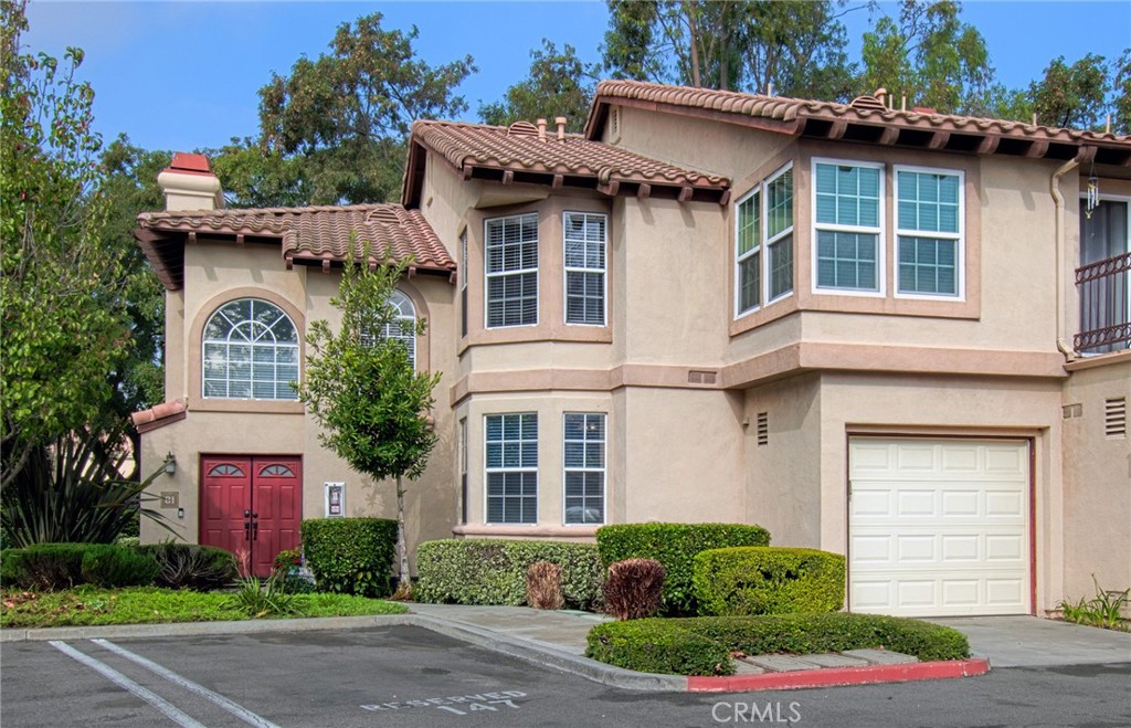 Rare end-unit with lots of parking! - 81 Pasto Rico, Rancho Santa Margarita CA 92688 - photo 1