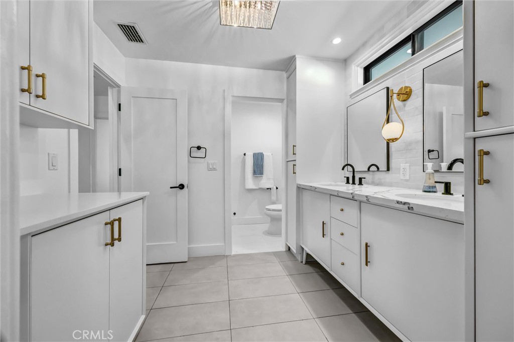 Primary bathroom dual vanity - 11444 Harrisburg Road, Rossmoor CA 90720 - photo 29