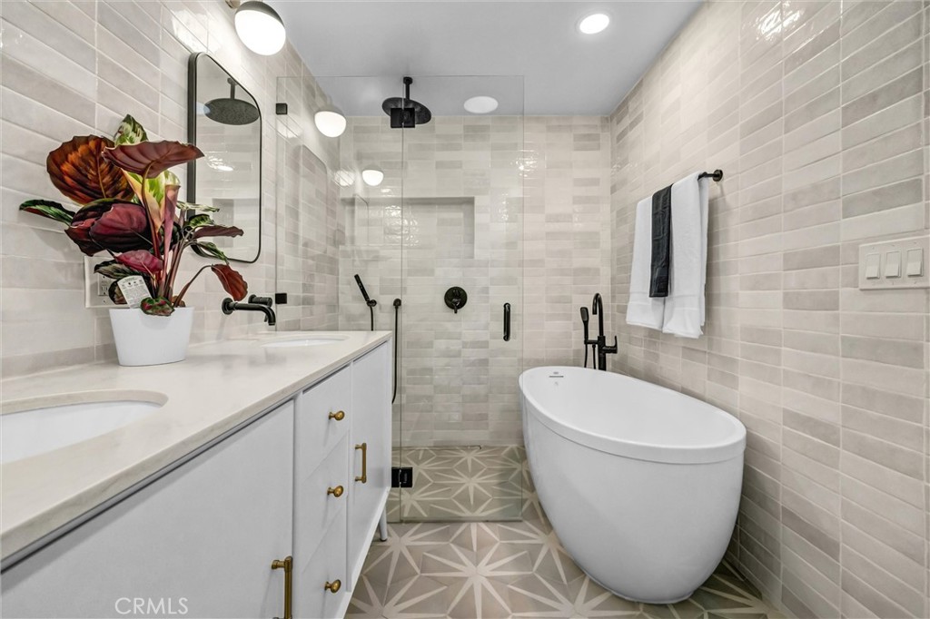 Full Bathroom with soaking tub and bidet - 11444 Harrisburg Road, Rossmoor CA 90720 - photo 33