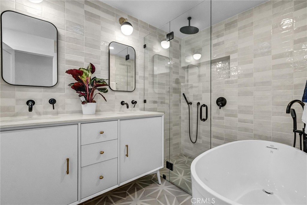 Full Bathroom with dual sinks, soaking tub and bidet - 11444 Harrisburg Road, Rossmoor CA 90720 - photo 34