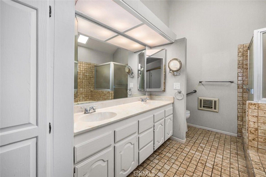 Primary bath w/ dual sink vanity - 3082 Brimhall Drive, Rossmoor CA 90720 - photo 39