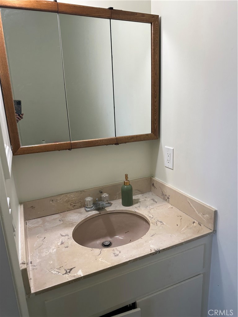 1/2 bath - 3252 Orangewood, Rossmoor CA 90720 - photo 29