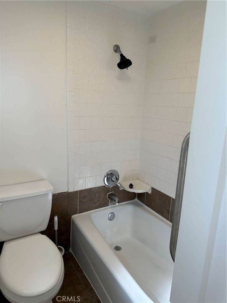 Hallway bath - 3252 Orangewood, Rossmoor CA 90720 - photo 34