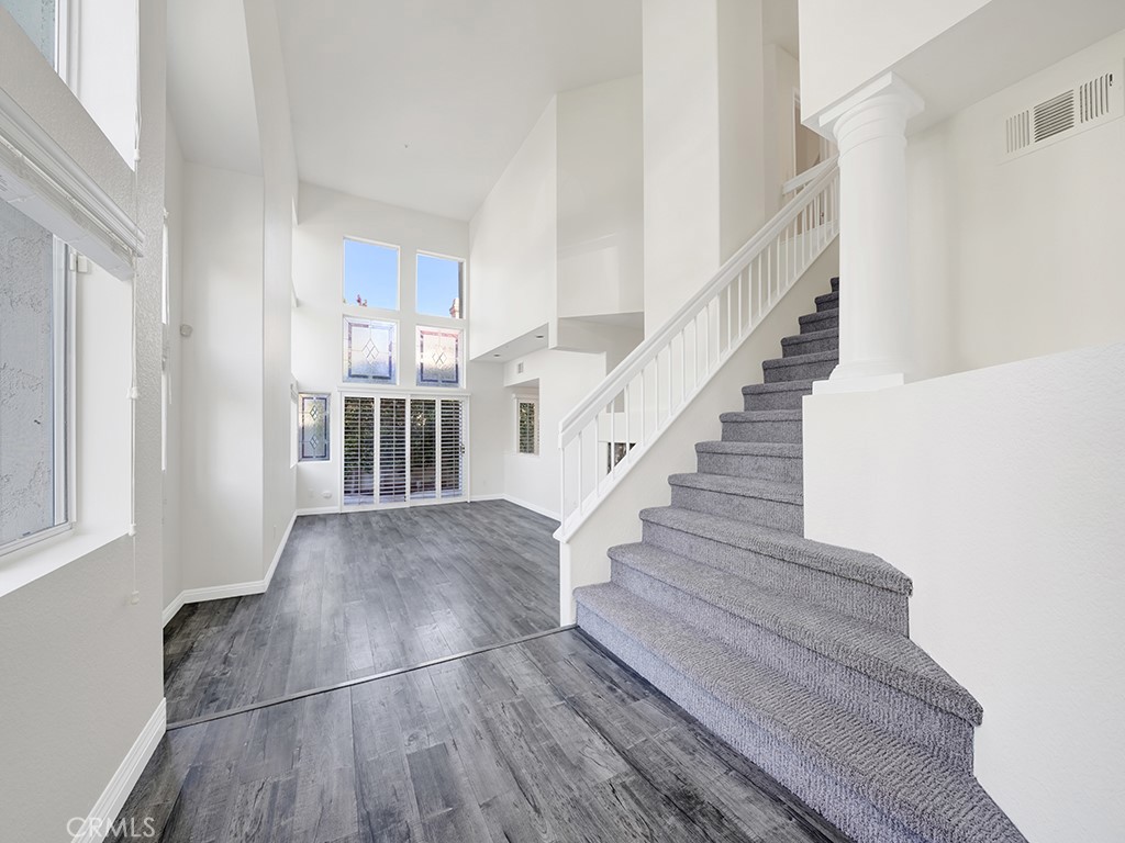 Notice the 20ft vaulted ceilings at the entrance of your new home. - 1031 Via Presa, San Clemente CA 92672 - photo 2