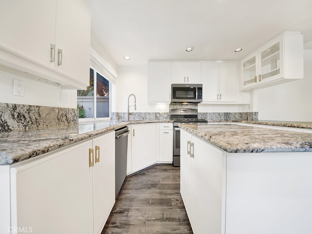 This is the only model in Vilamoura that has a kitchen island. - 1031 Via Presa, San Clemente CA 92672 - photo 11