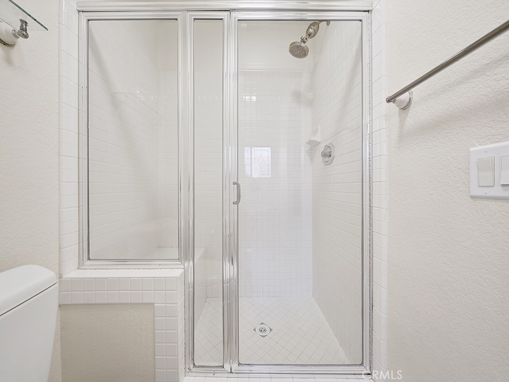 The primary bathroom also has a walk in shower. - 1031 Via Presa, San Clemente CA 92672 - photo 20