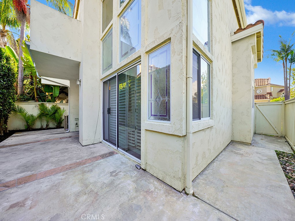 Your wraparound backyard has plenty of space to enjoy the SoCal weather. - 1031 Via Presa, San Clemente CA 92672 - photo 27