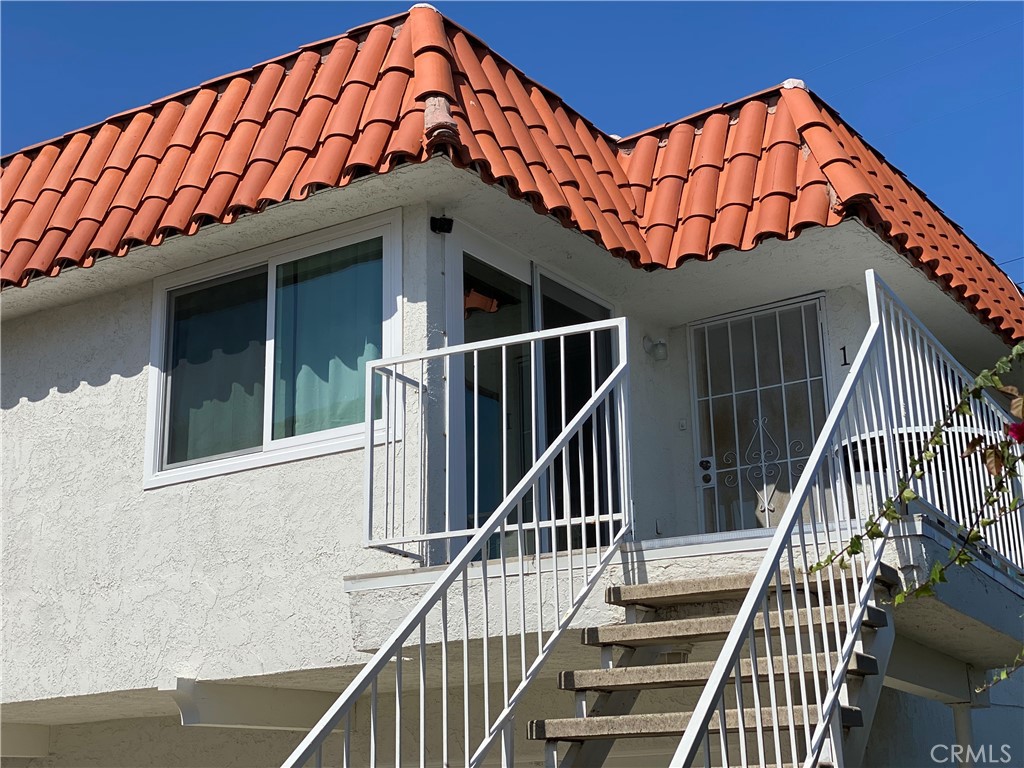 Upstairs free standing unit with private patio - 1107 Buena Vista, San Clemente CA 92672 - photo 2
