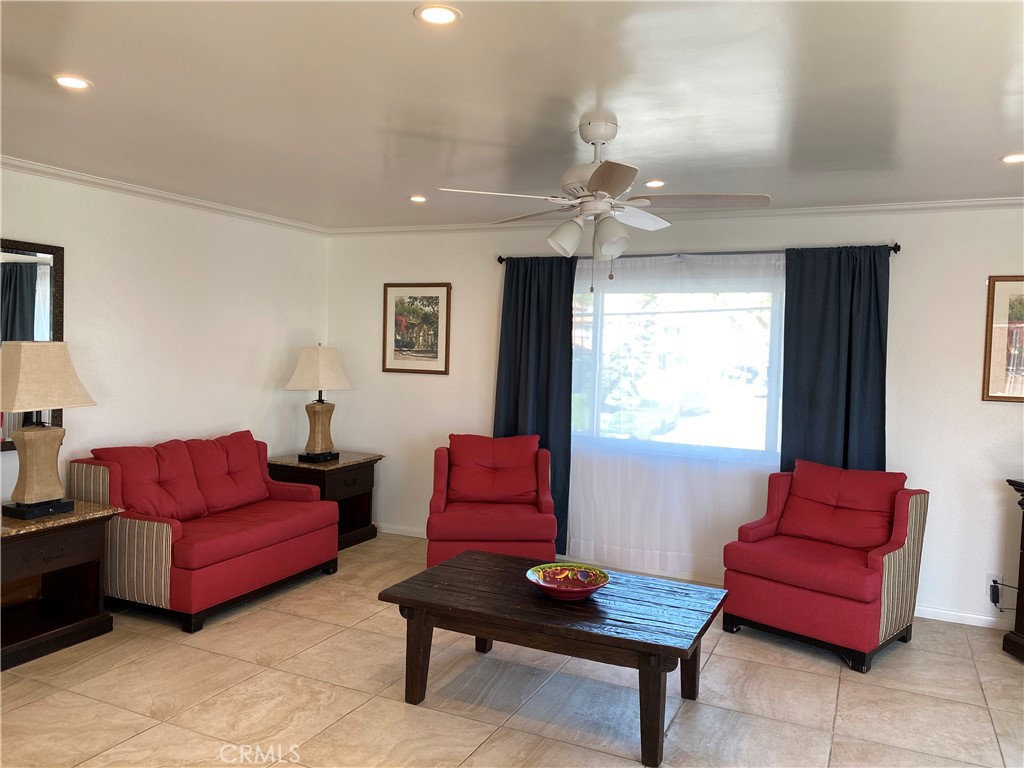 Extreamly larg family room. All hard surface floors. - 1107 Buena Vista, San Clemente CA 92672 - photo 8