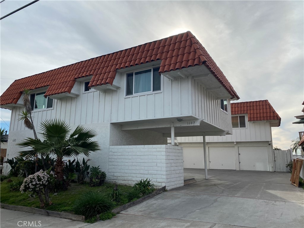 Upper unit from street view, above garages, stand alone. - 1107 Buena Vista, San Clemente CA 92672 - photo 20