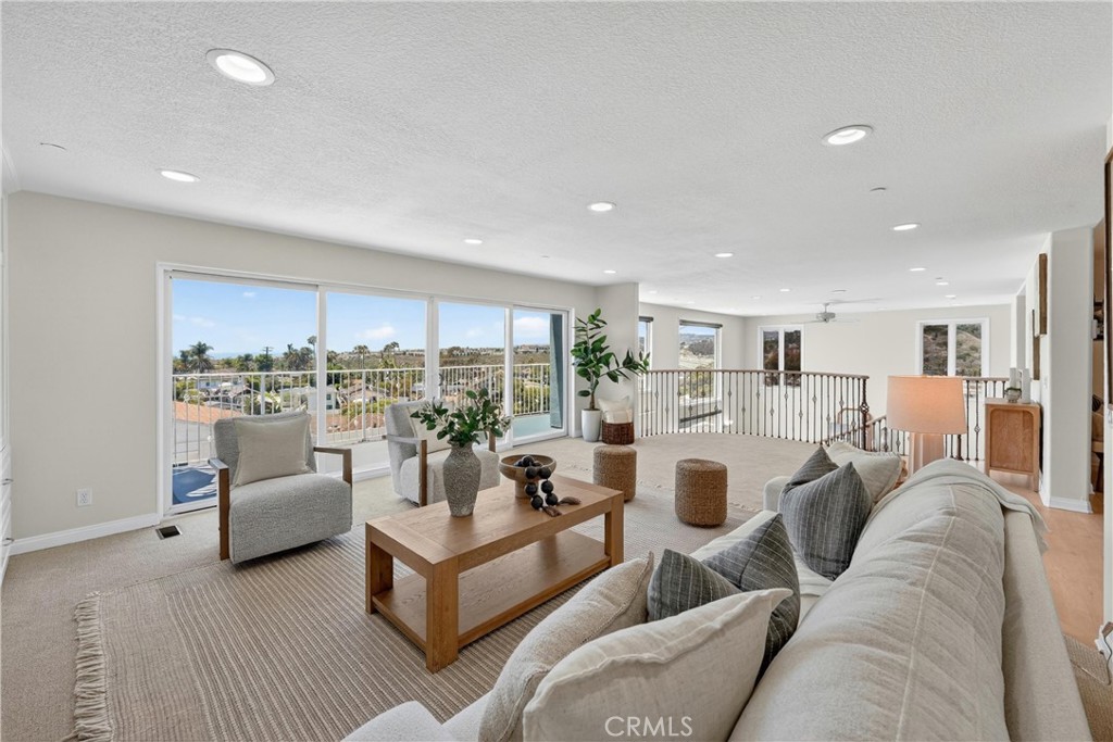Family Room - Light and bright - 111 Revuelta Court, San Clemente CA 92672 - photo 6