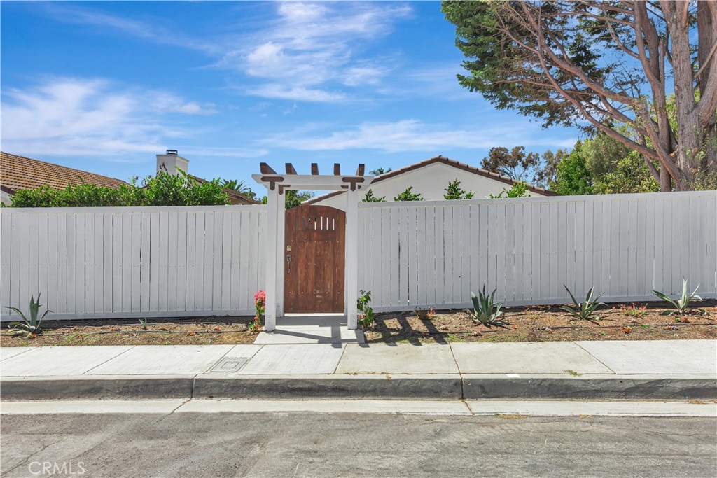 Separate entrance - 1307 B Domador, San Clemente CA 92673 - photo 10