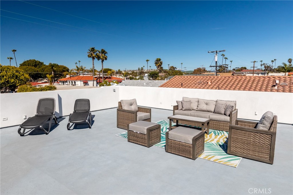 Expansive rooftop deck with multiple seating areas - 140 W Canada #B, San Clemente CA 92672 - photo 2