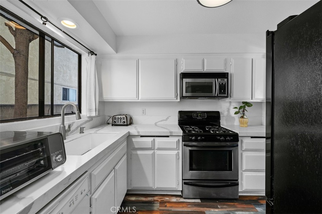 Kitchen - 1404 Buena Vista 1, San Clemente CA 92672 - photo 7