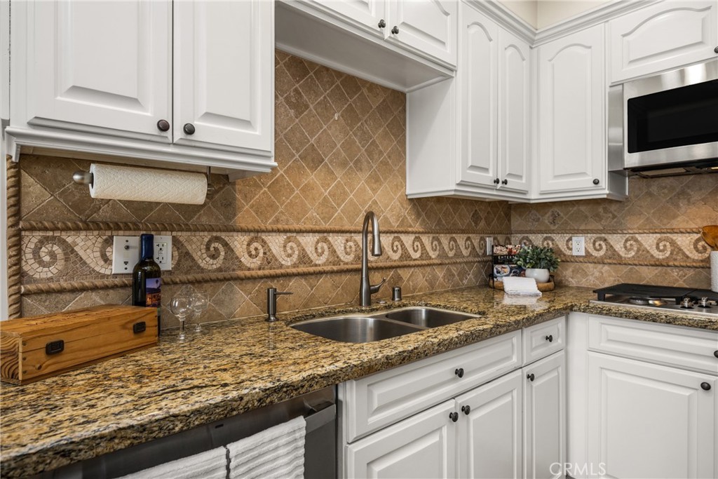 Wave design stone backsplash - 1520 N El Camino Real 10, San Clemente CA 92672 - photo 14