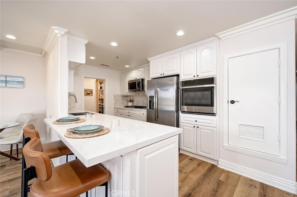 New quartz countertop with breakfast bar - 1520 N El Camino Real 26, San Clemente CA 92672 - photo 18