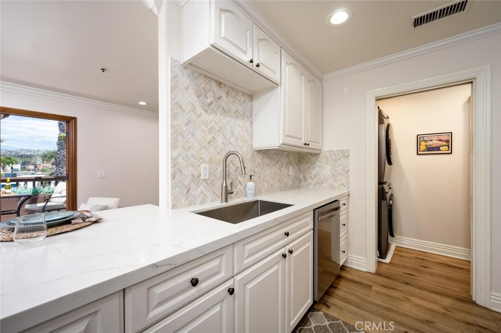 Large gourmet kitchen and open floorplan - 1520 N El Camino Real 26, San Clemente CA 92672 - photo 20
