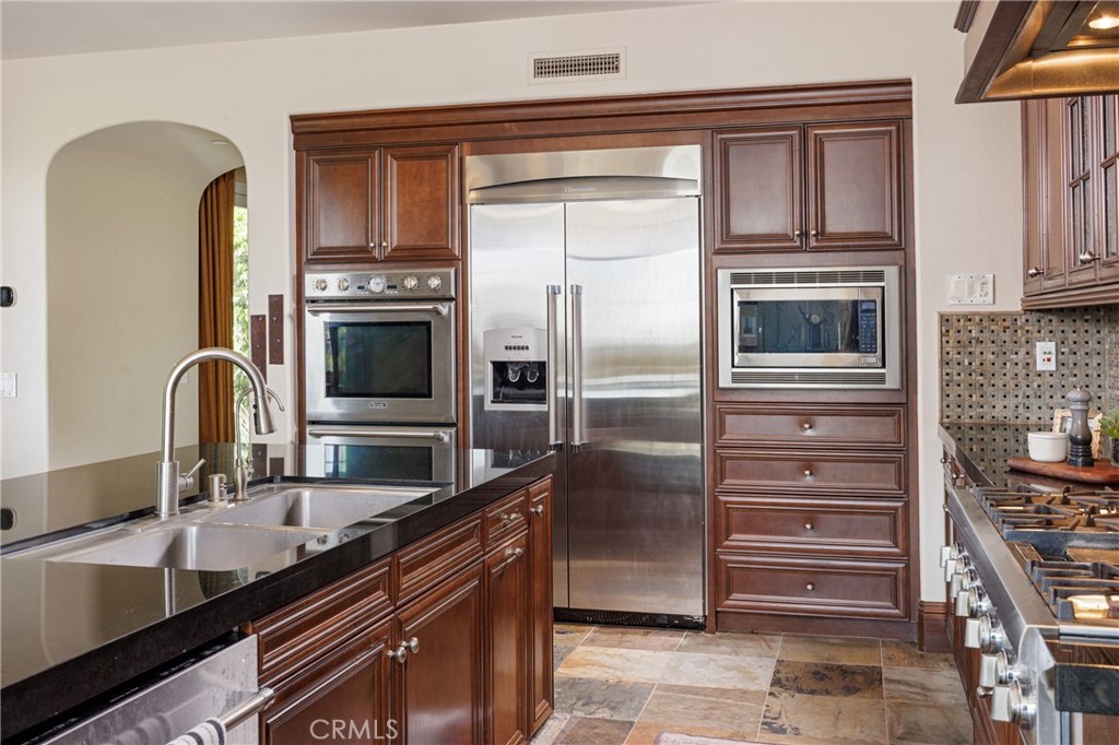 Highly functional kitchen ideal for simple meals or entertaining - 18 Via Alcamo, San Clemente CA 92673 - photo 5