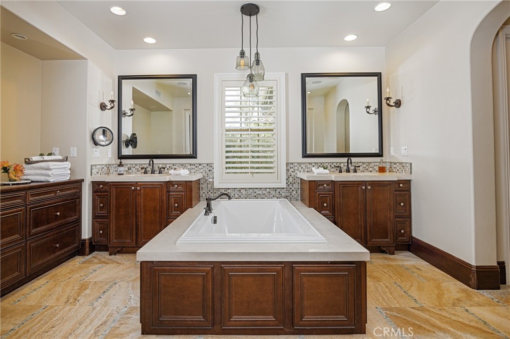 Soaking tub in primary bathroom - 18 Via Alcamo, San Clemente CA 92673 - photo 13